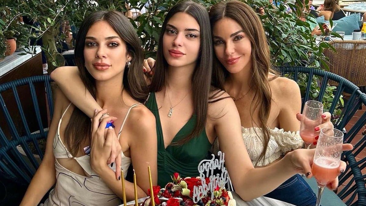Defne Samyeli ve Kızlarından Göz Kamaştıran Aile Pozu!